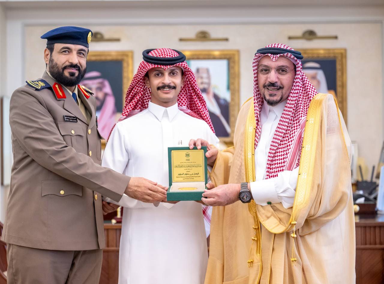 صورة خبر: سمو أمير منطقة القصيم يكرّم المواطن فيصل السلوم تقديرًا لموقفه البطولي في التعامل مع مركبة مشتعلة وإبعادها عن موقعها