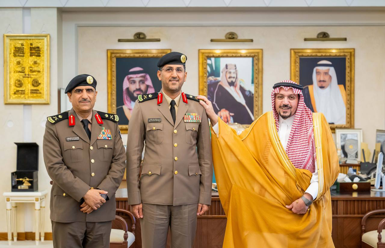 صورة خبر: سمو أمير منطقة القصيم يقلّد مدير مرور المنطقة عمر العبداللطيف رتبته الجديدة " لواء "