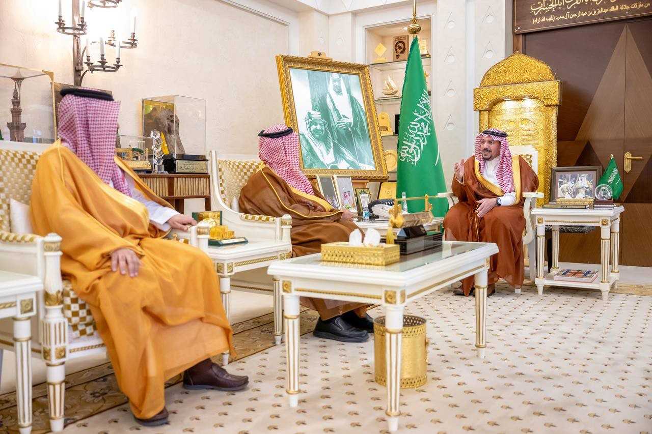صورة خبر: سمو أمير منطقة القصيم يستقبل المهندس علي عسيري بمناسبة بتكليفه مديرًا للمركز الوطني لتنمية الغطاء النباتي ومكافحة التصحر بالمنطقة