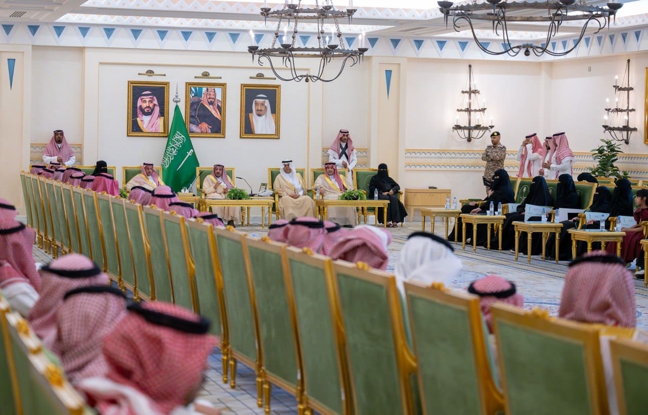 صورة خبر: سمو أمير القصيم يكرم 38 طالبًا وطالبة بجائزة وزارة التعليم "منافس"