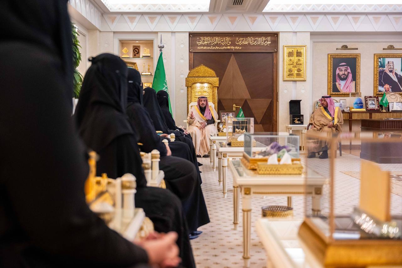 صورة خبر: أمير منطقة القصيم يتسلّم تقرير اللجنة النسائية التنموية لعام 2025م