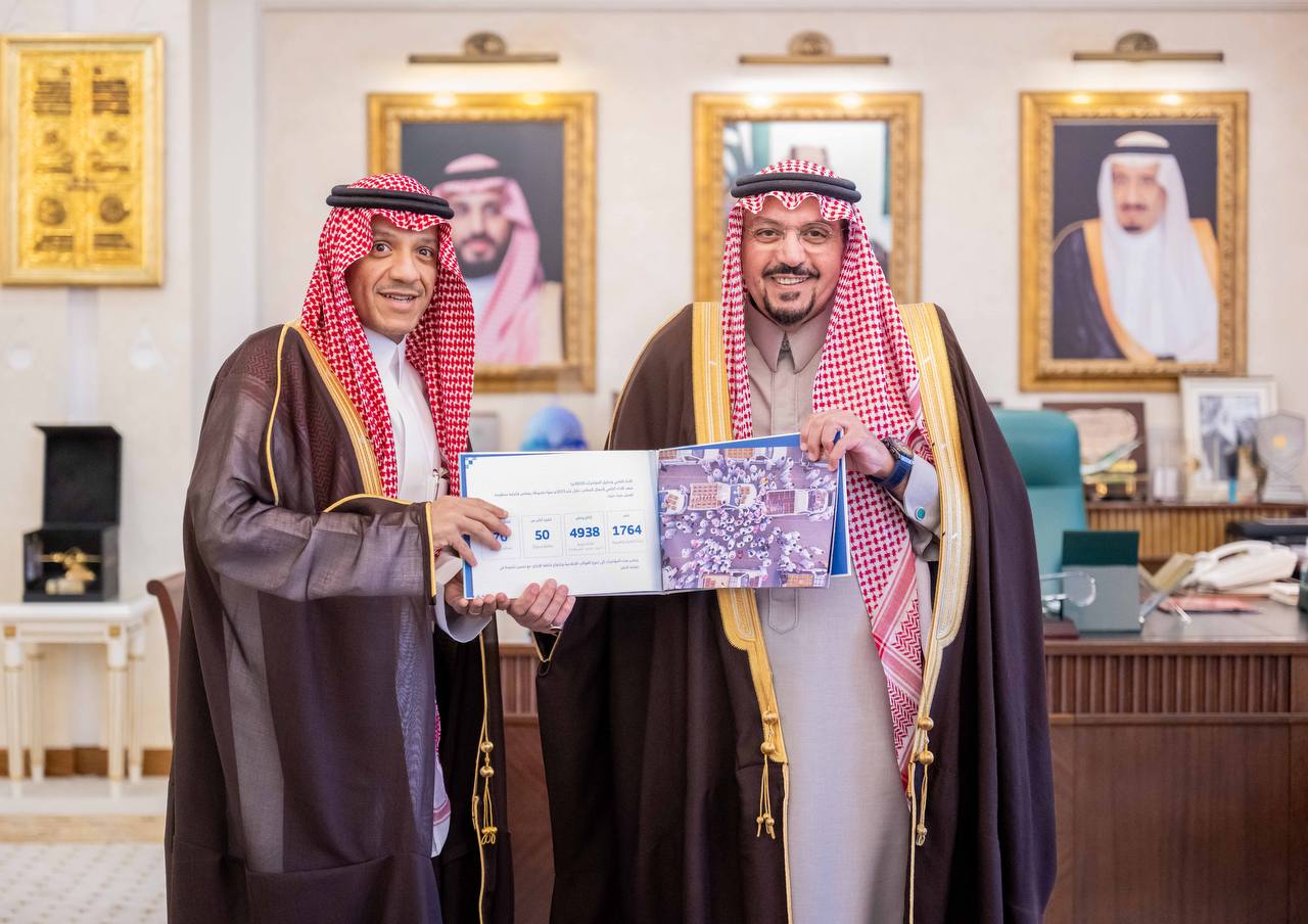 صورة خبر: أمير القصيم يستقبل مدير مكتب وكالة الأنباء السعودية بالمنطقة ويتسلم التقرير السنوي للمكتب
