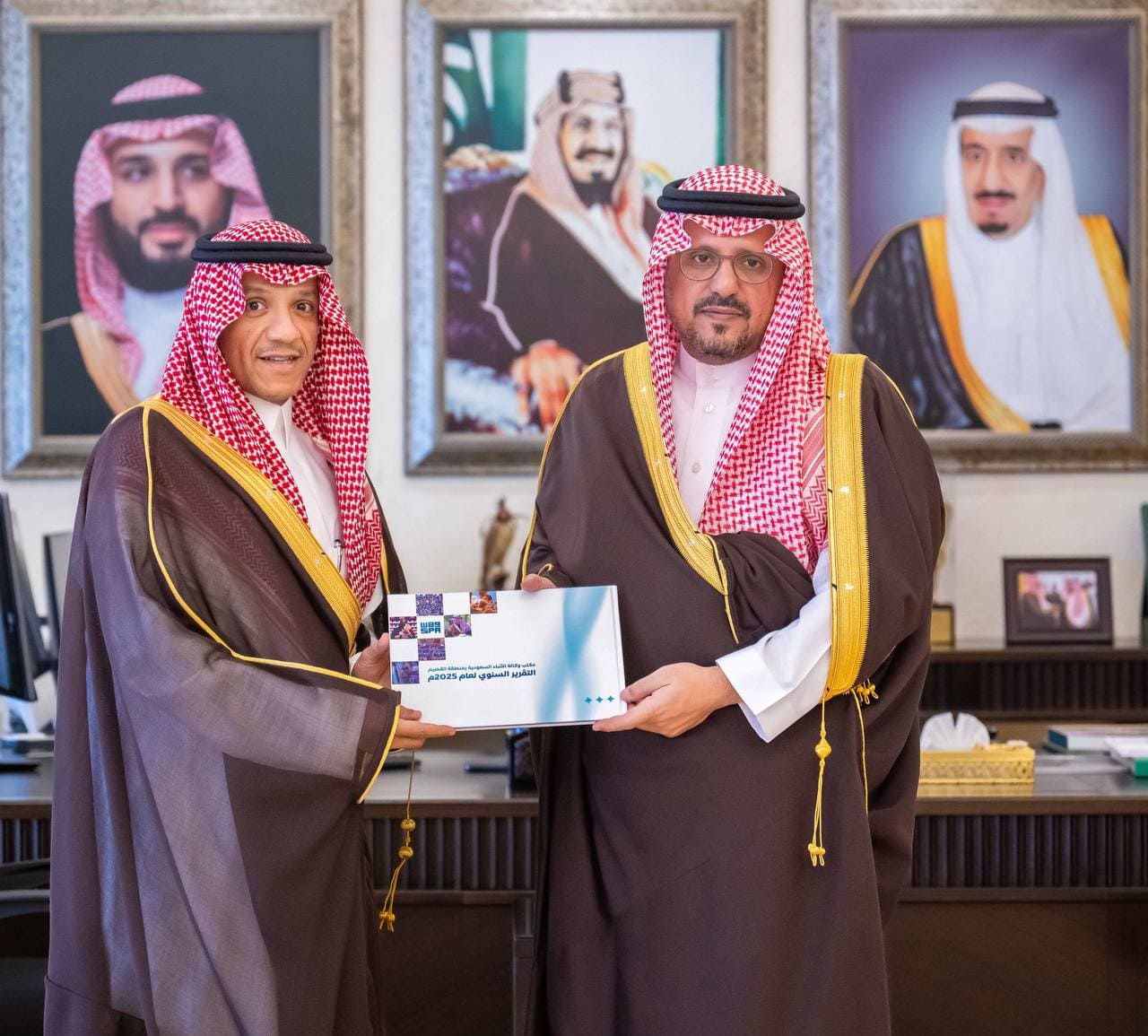 صورة خبر: نائب أمير القصيم يستقبل مدير مكتب وكالة الأنباء السعودية ويتسلم تقرير أعماله السنوي