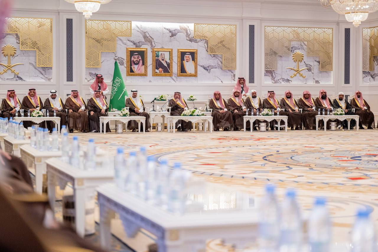 صورة خبر: أمير منطقة القصيم يستقبل المشاركين المتميزين في خدمة ضيوف الرحمن خلال موسم الحج لعام 1447هـ