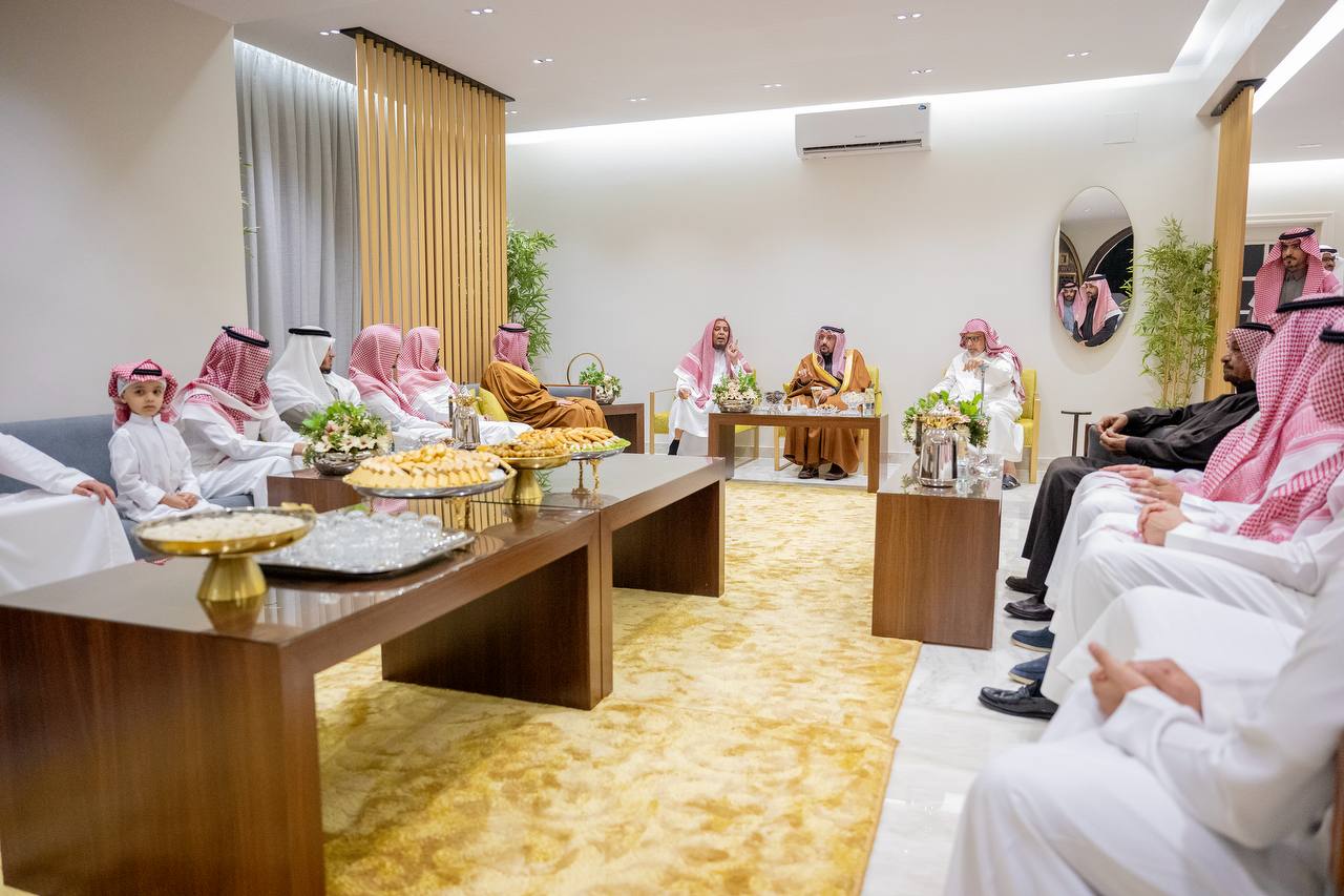 صورة خبر: سمو أمير منطقة القصيم يزور عددًا من العلماء والمشايخ مهنئًا بشهر رمضان المبارك