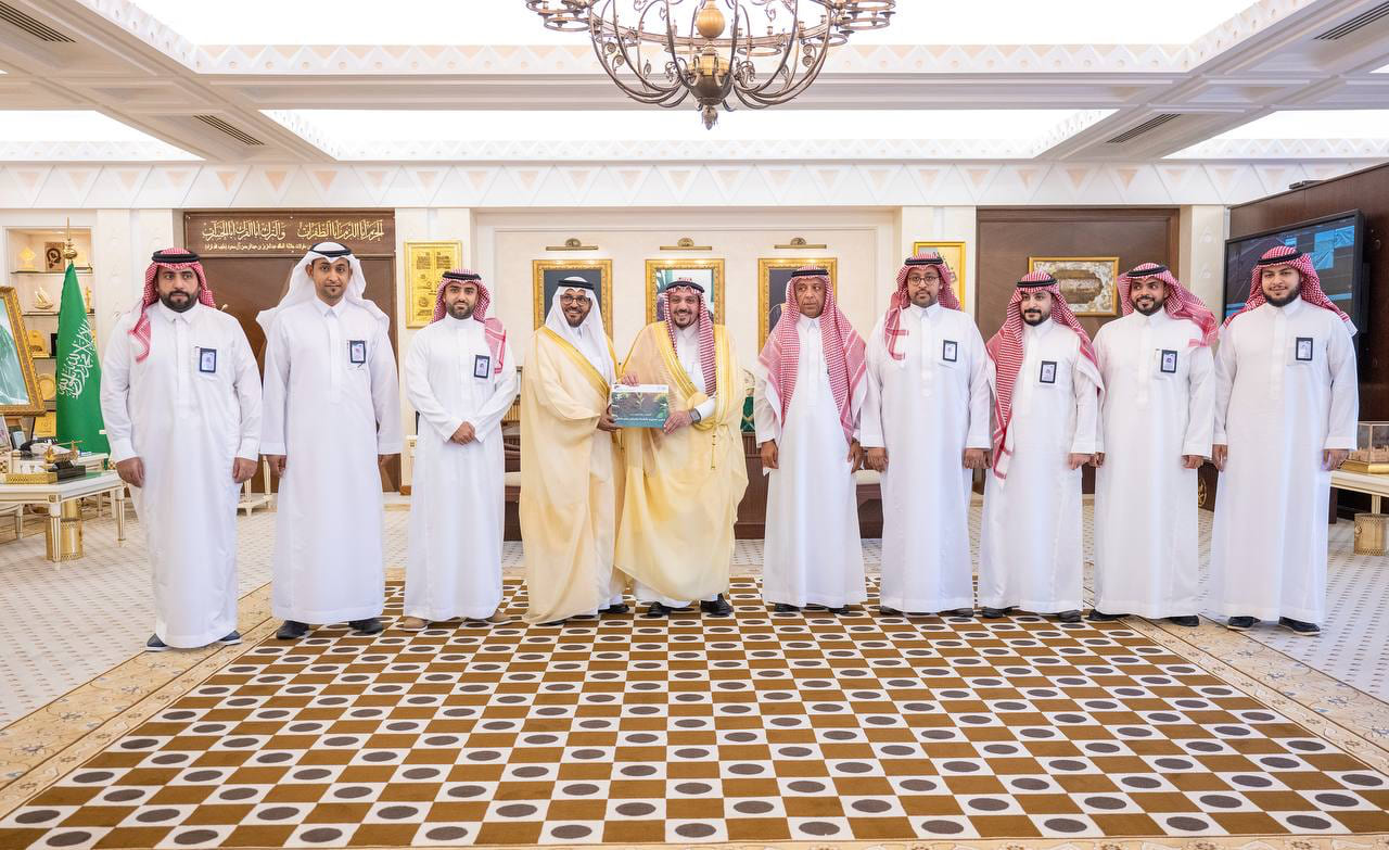 صورة خبر: سمو أمير منطقة القصيم يستقبل المدير التنفيذي للجمعية السعودية الخيرية لمرضى الكبد ويتسلم التقرير السنوي للجمعية 