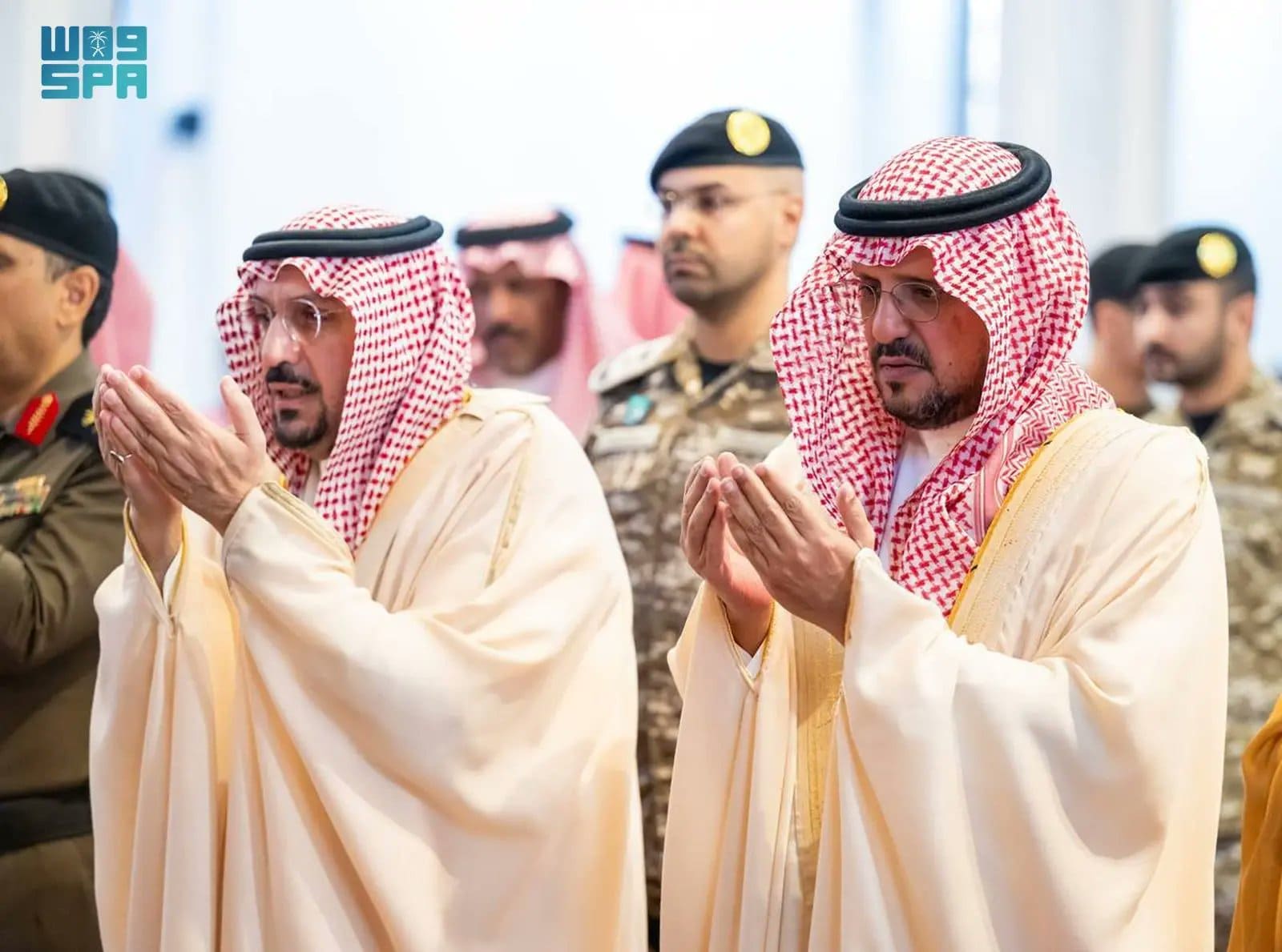 صورة خبر: أمير القصيم يؤدي مع جموع المصلين صلاة الاستسقاء في جامع الأمير عبدالإله بن عبدالعزيز ببريدة