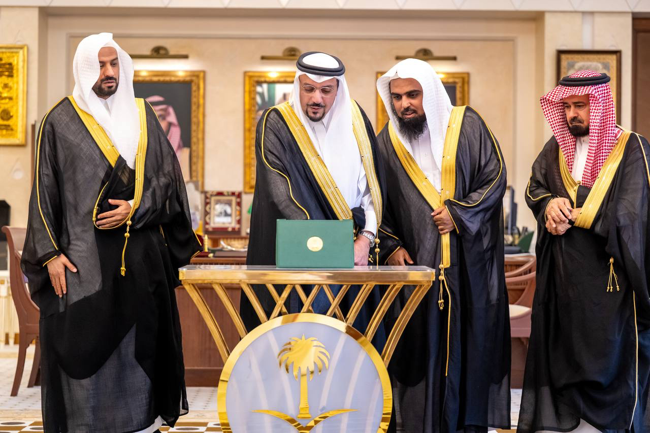 صورة خبر: سمو أمير منطقة القصيم يتسلّم التقرير السنوي لجمعية الماهر القرآنية ويدشّن منصة «نافس»