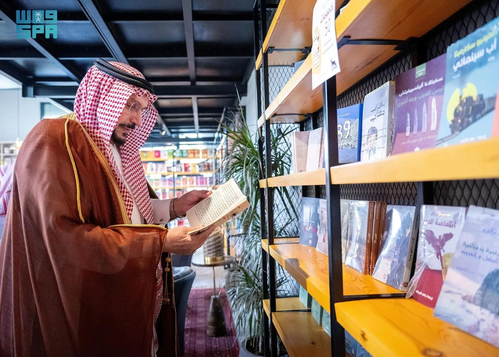 أمير القصيم يزور عددًا من الصوالين الثقافية داخل المجمعات التجارية ويشيد بدورها في تعزيز ثقافة القراءة