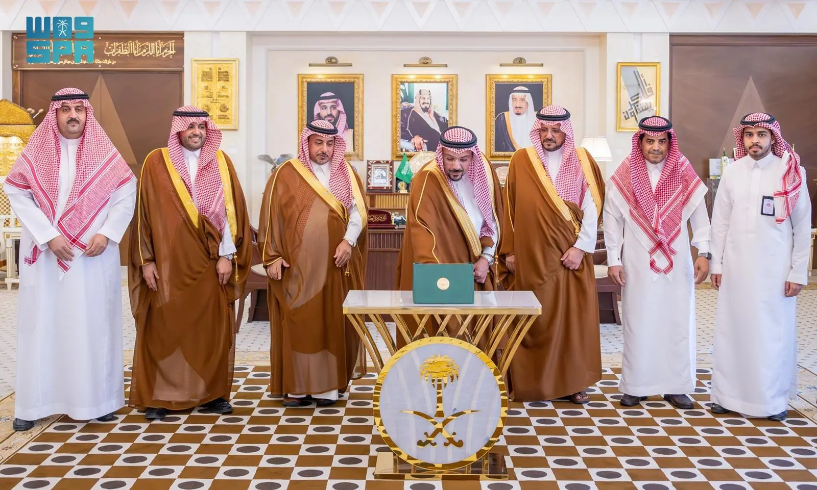 صورة خبر: أمير القصيم يدشّن الموقع الإلكتروني لإمارة المنطقة بعد تطوير وتحديث خدماته الإلكترونية