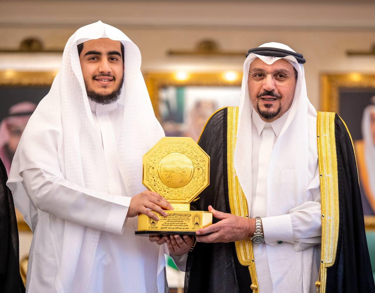 صورة خبر: مير منطقة القصيم يكرّم الطالب عمر الصبيح بعد فوزه بالمركز الأول في مسابقة الملك عبدالعزيز الدولية لحفظ القرآن الكريم