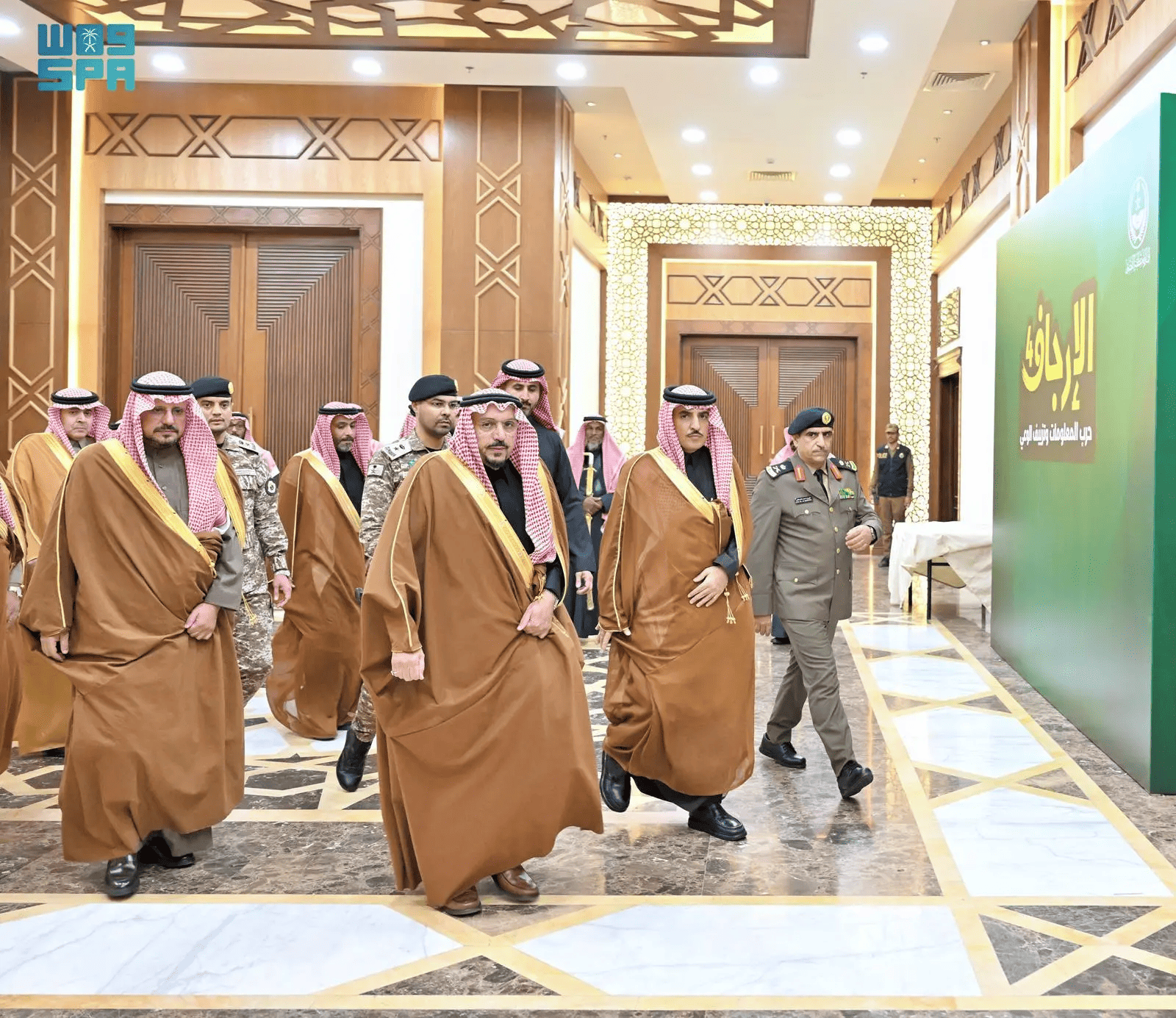صورة خبر: أمير القصيم يزور معرض رئاسة أمن الدولة ضمن ندوة "الإرجاف.. حرب المعلومات وتزييف الوعي"