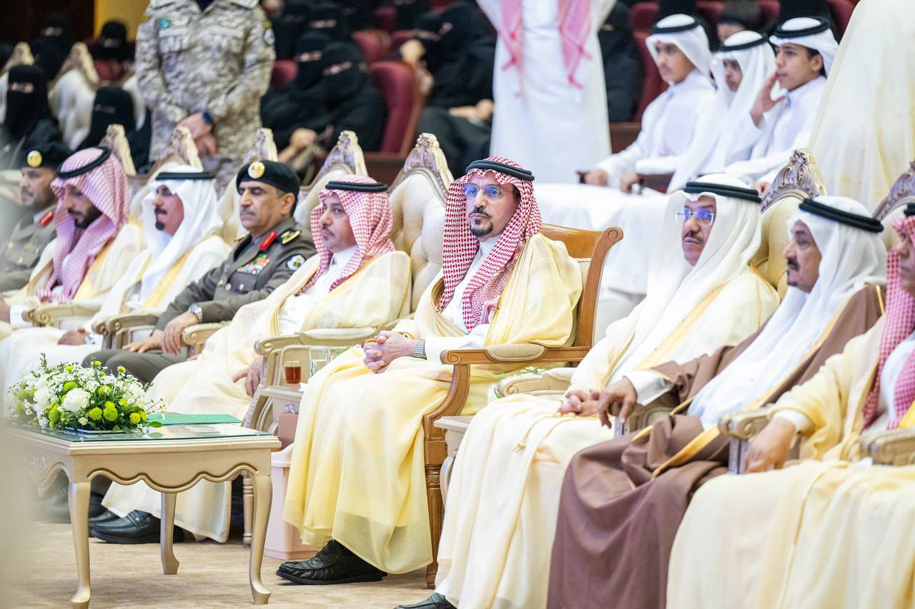 صورة خبر: سمو أمير القصيم يرعى تكريم الفائزين بجائزة التفوق العلمي في الرس